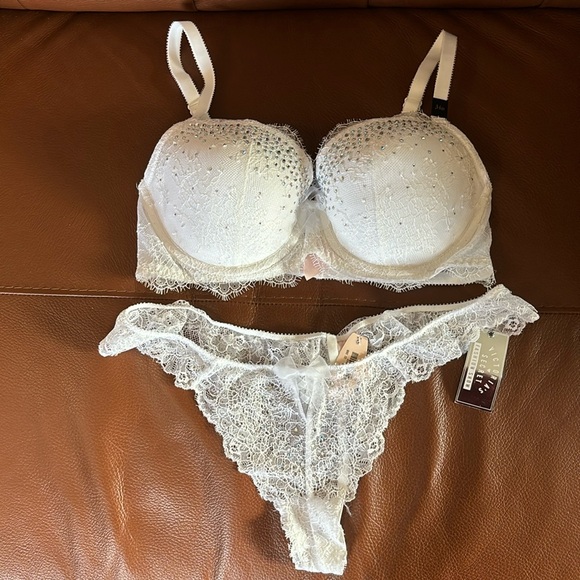 Victoria’s Secret Fashion Show Ltd Edition rhinestone white lace bra & panty set - Picture 1 of 7